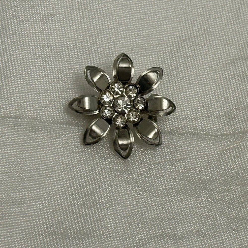 Lovely Little Silver Tone Flower Power Brooch w Super Sparkly Rhinestone Center